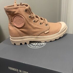 Palladium brand new women’s 6